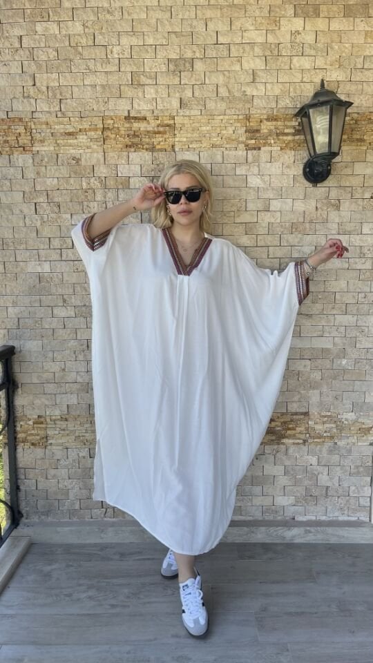 Yaka İşlemeli V Model Elbise